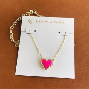 Kendra Scott Ari Magenta heart gold necklace